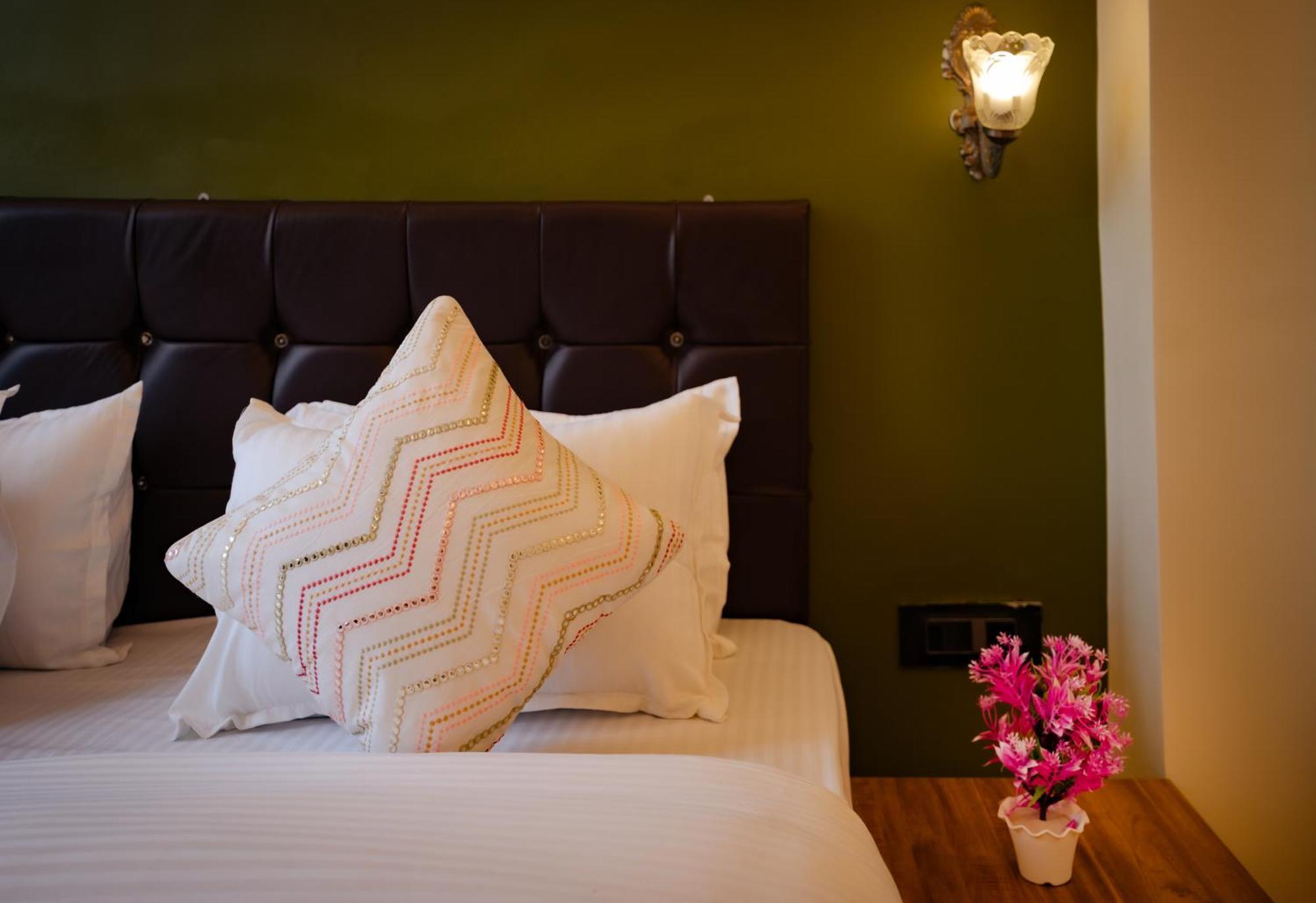 Tripli Hotels Silver Shine พาราณสี ภายนอก รูปภาพ