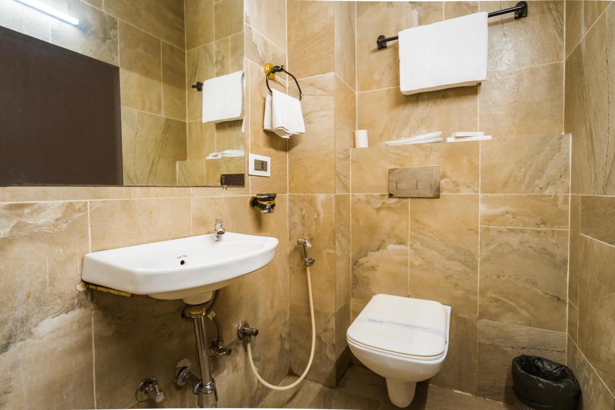 Tripli Hotels Silver Shine พาราณสี ภายนอก รูปภาพ